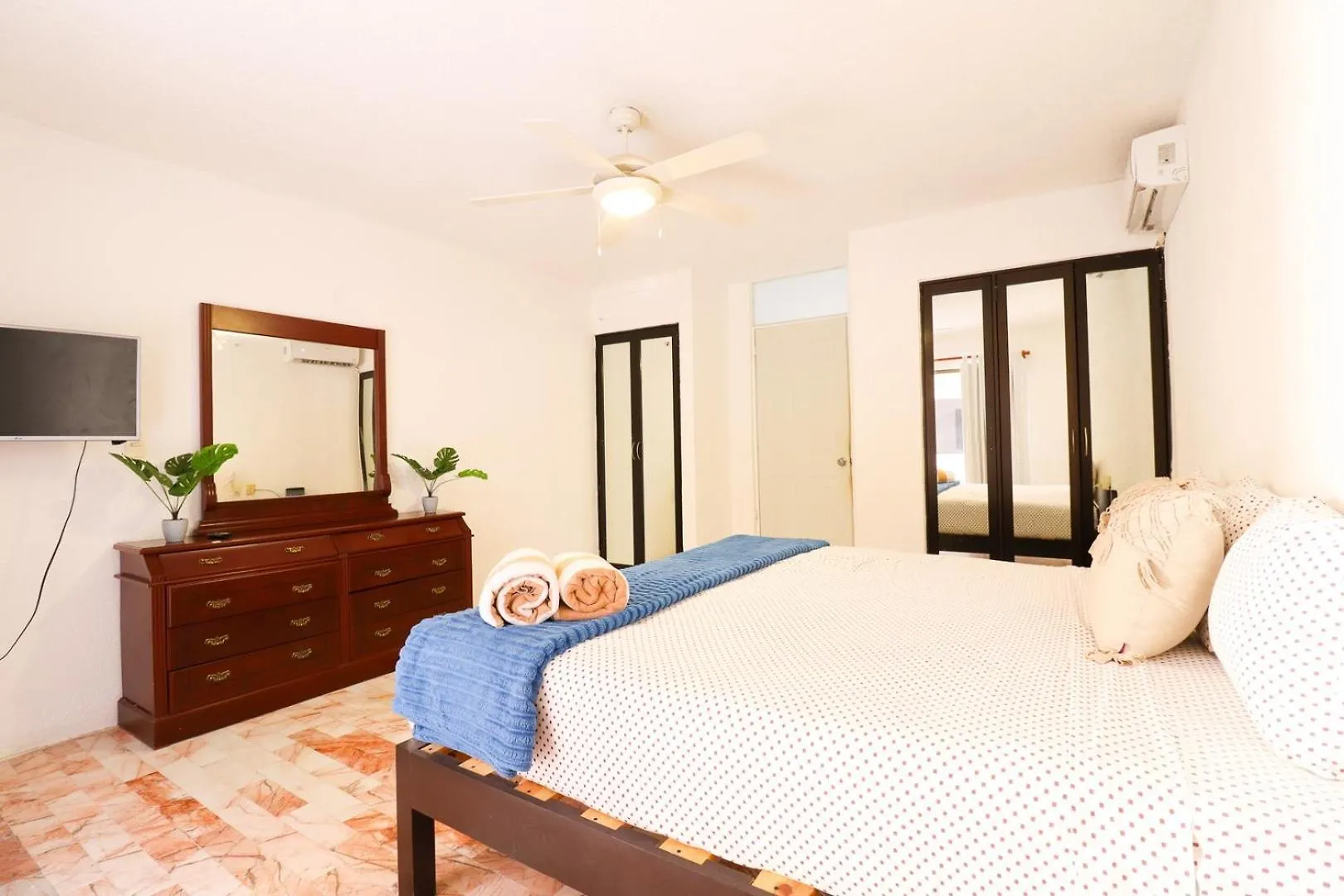 Ocean View, 2 Bedrooms, King Beds Beach Access Cancun Daire