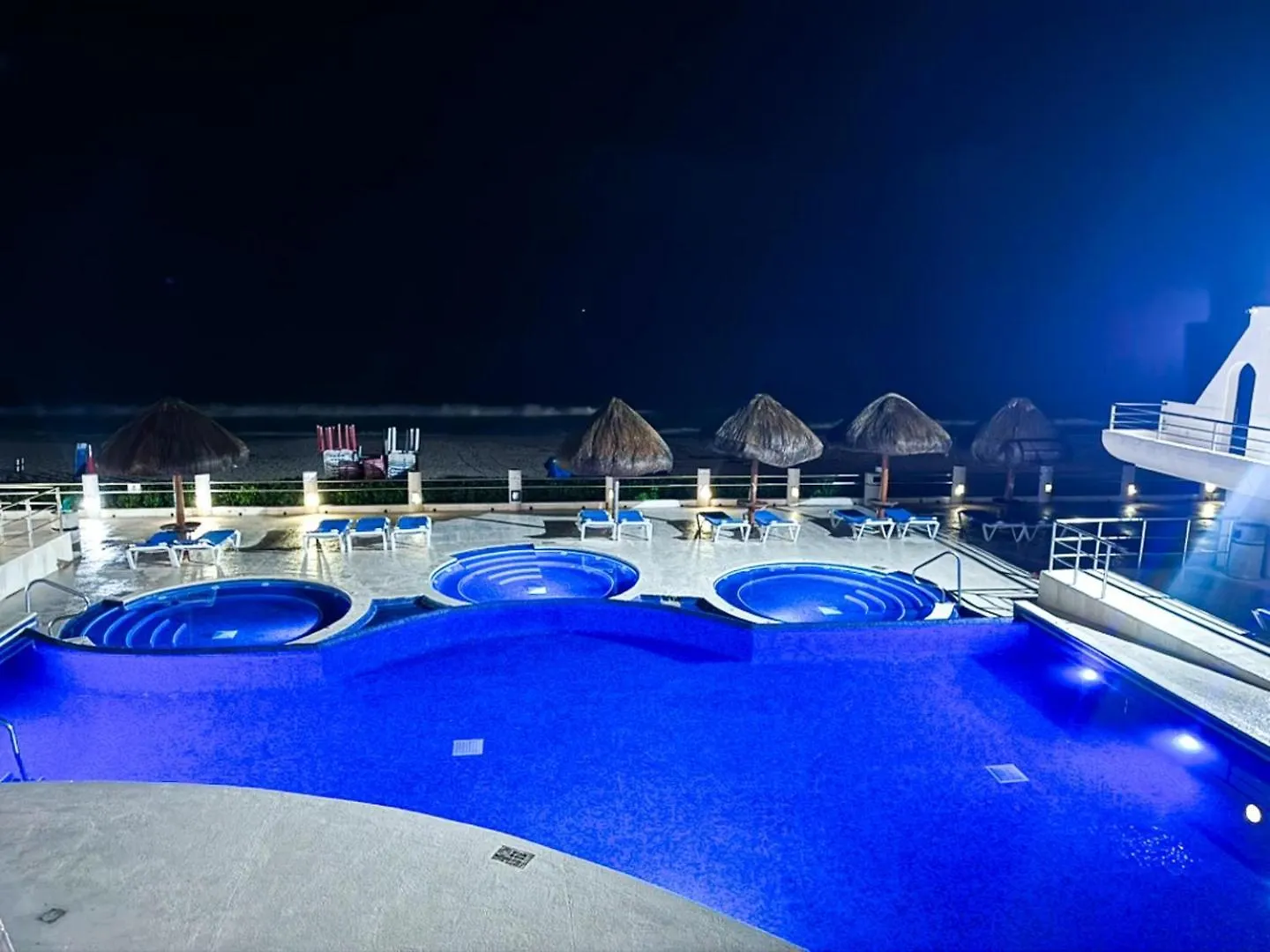 Ocean View, 2 Bedrooms, King Beds Beach Access 칸쿤 아파트